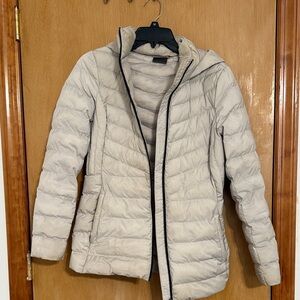 White winter jacket Size: Small Brand: 32 degrees